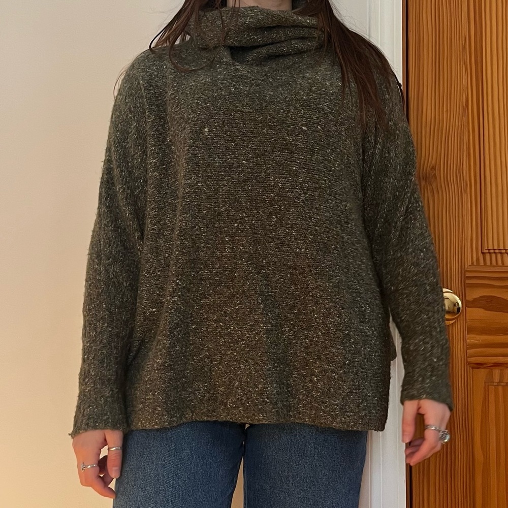 Green oversized turtleneck